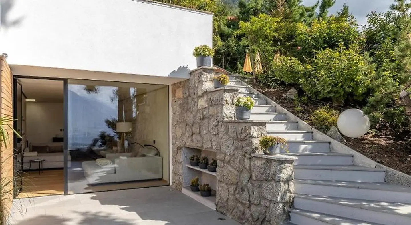 Michael Am Waal EXTERIOR