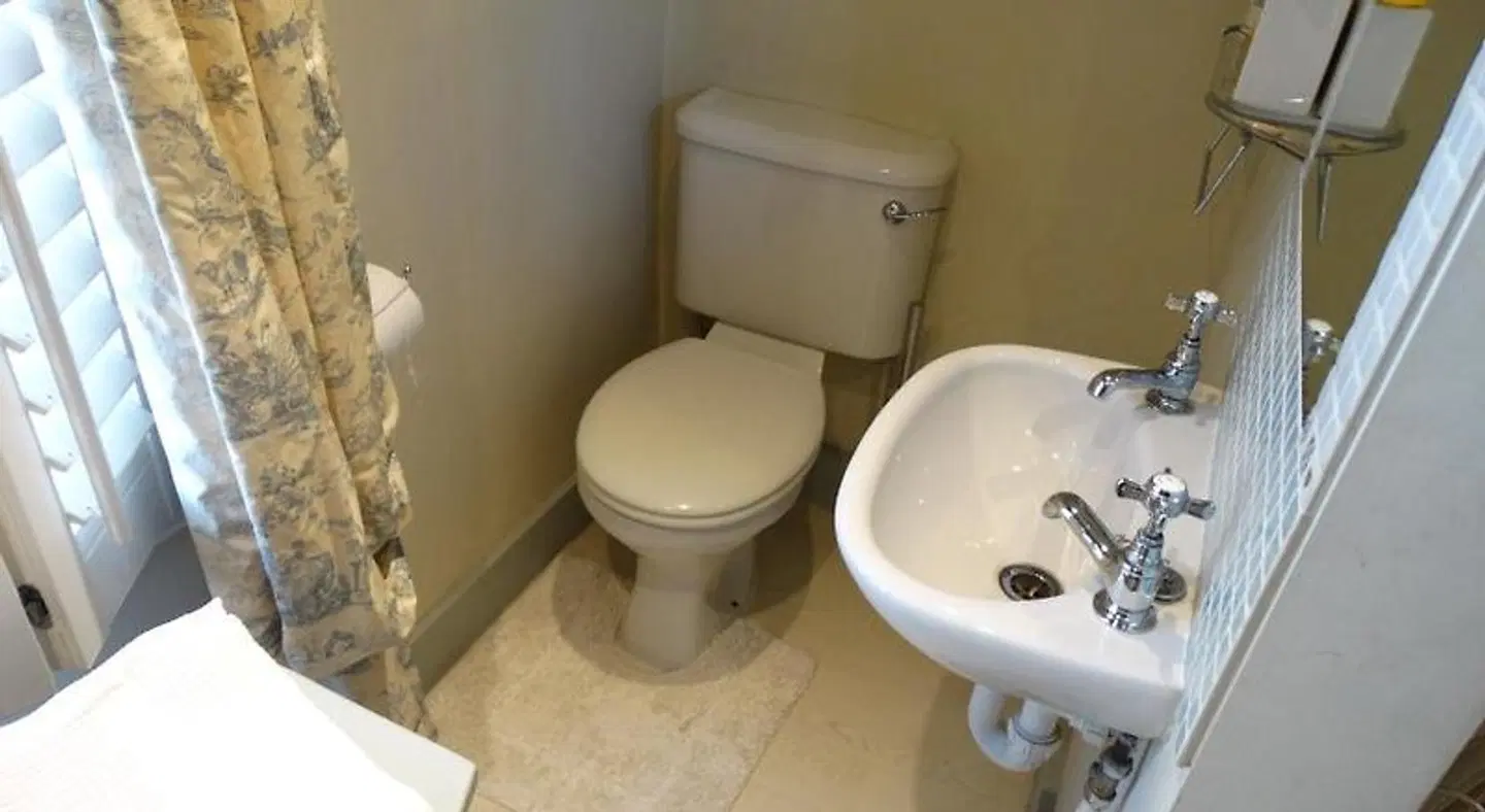 Hurlingham Bed and Breakfast BATHROOM