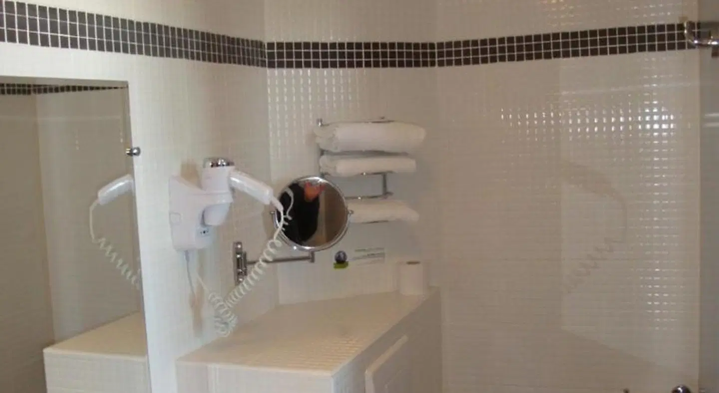 Hôtel L'Hacienda BATHROOM