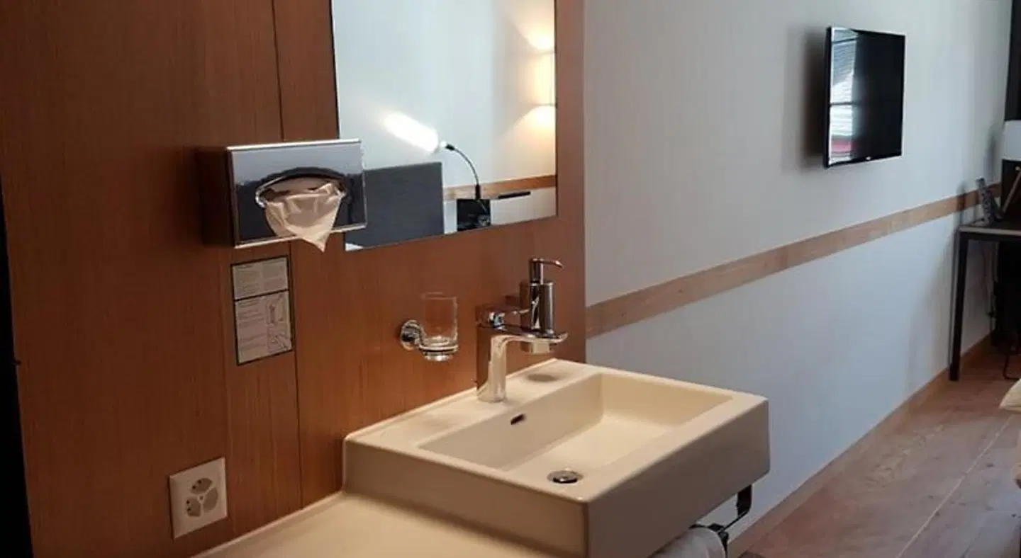 East-West Riverside Hotel Basel BATHROOM