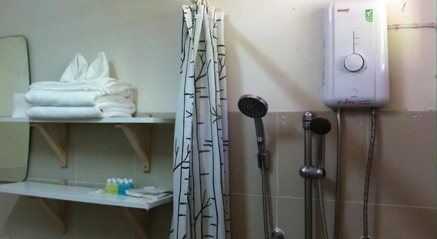 Nakorn De Sukhothai Hip Hotel BATHROOM
