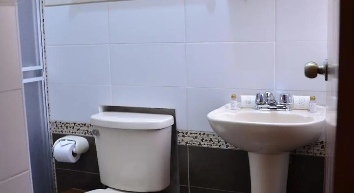 Hostal El Turista BATHROOM
