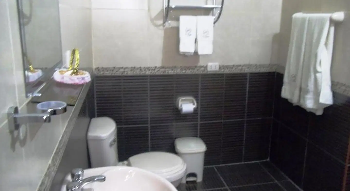 Hostal El Turista BATHROOM