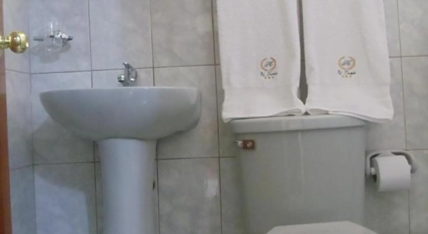 Hostal El Turista BATHROOM