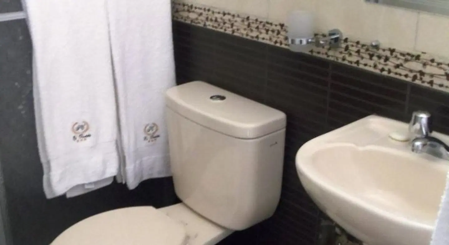 Hostal El Turista BATHROOM