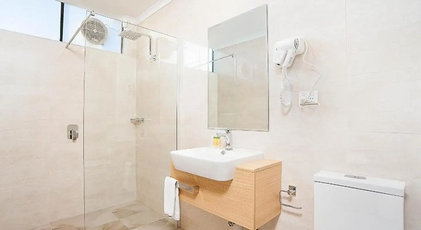 Best Western Mahoneys Motor Inn BATHROOM