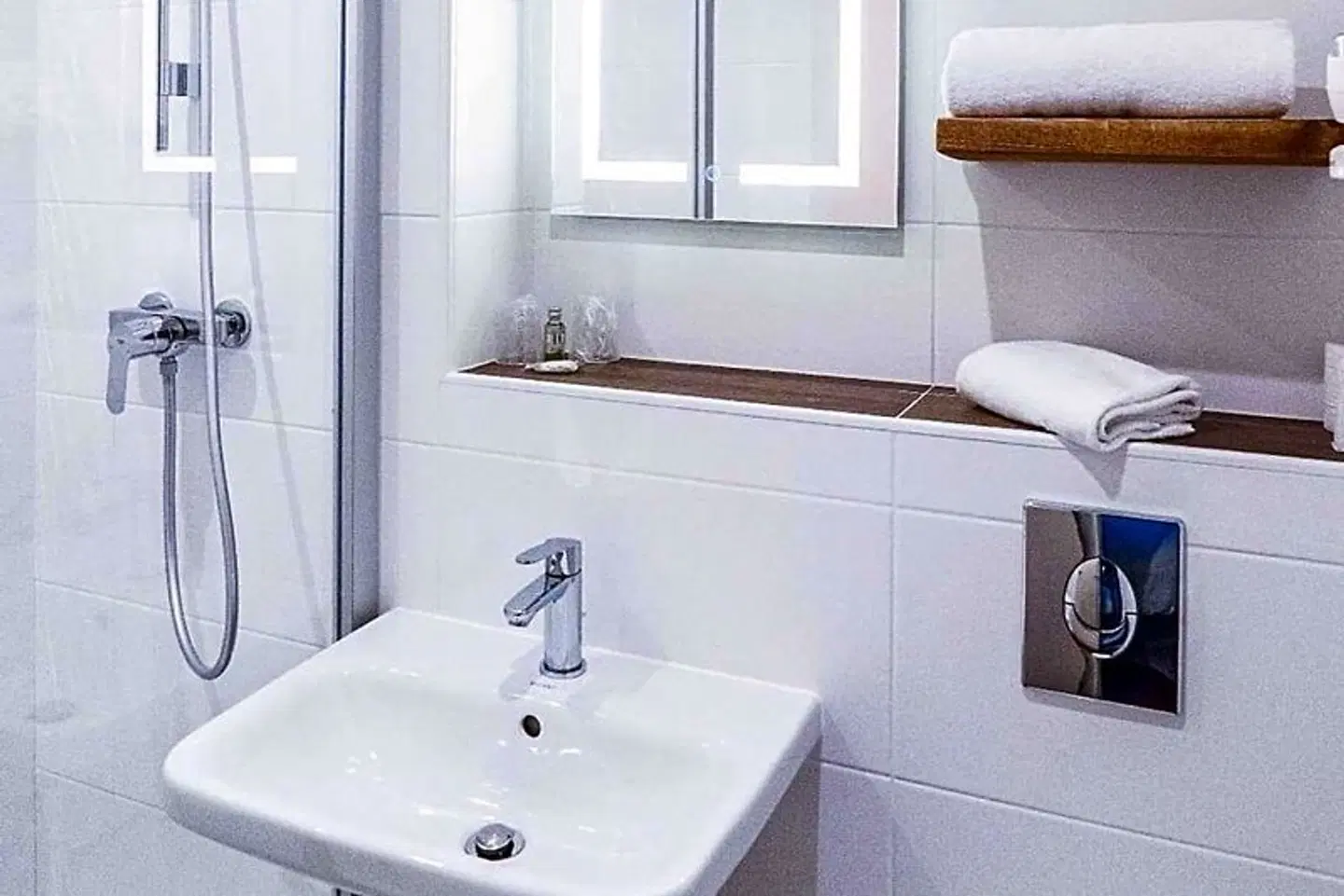 Comfort Hotel Adelaïde Morangis BATHROOM