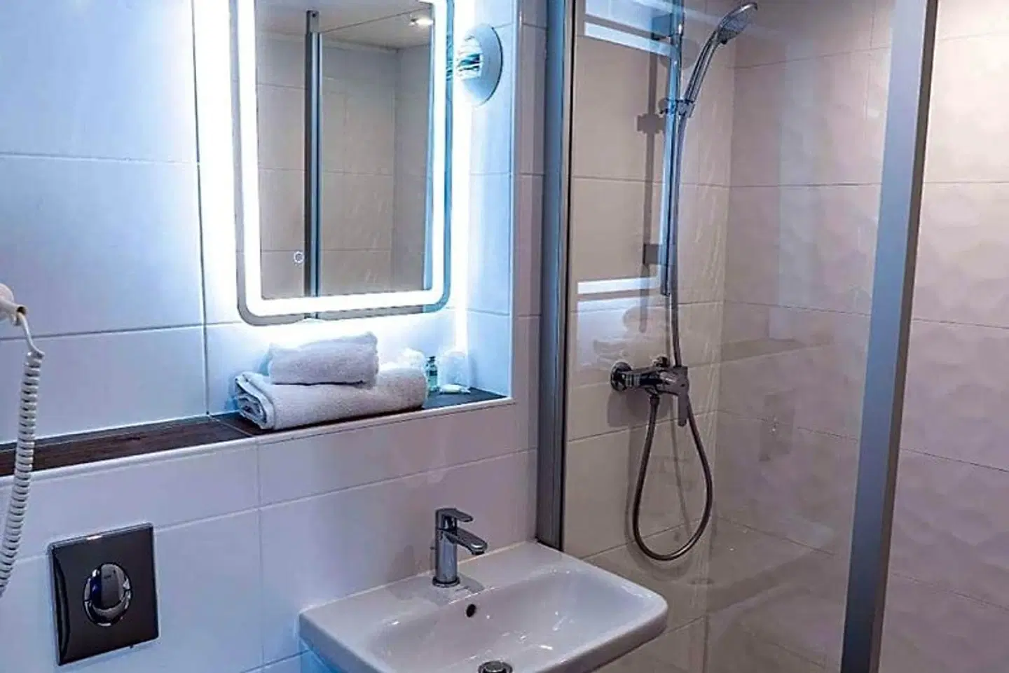 Comfort Hotel Adelaïde Morangis BATHROOM