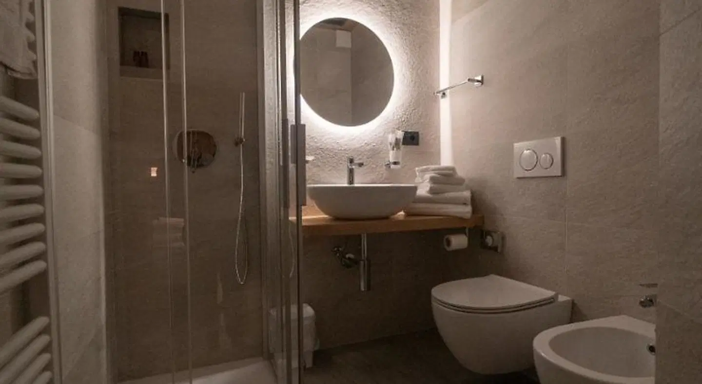 HOTEL FONTANA BATHROOM