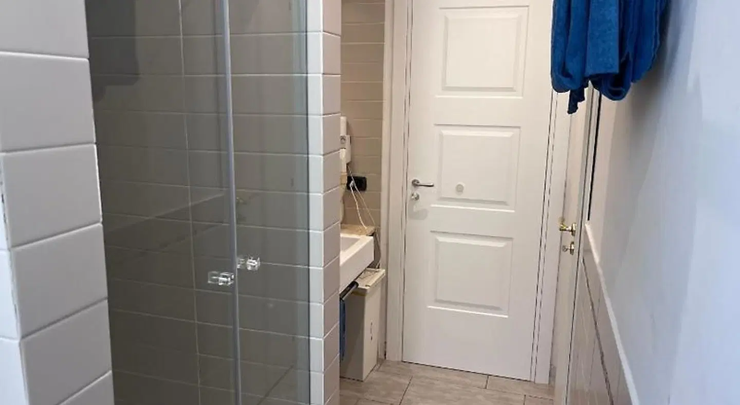 International Garibaldi BATHROOM