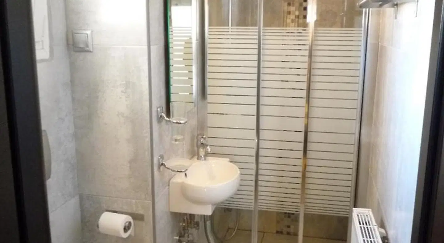 Paralimnio Suites BATHROOM