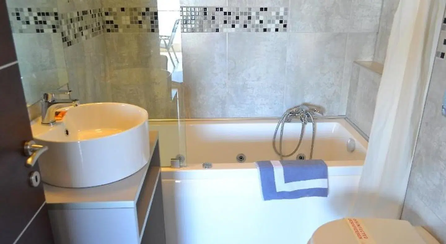 Paralimnio Suites BATHROOM