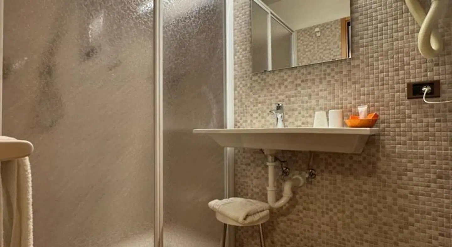 Hotel Primula BATHROOM