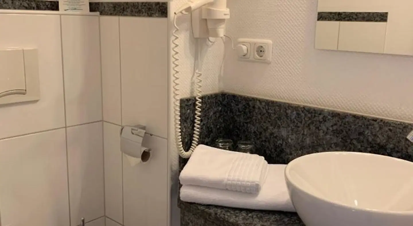 Landhotel Schwarzes Ross mit Zehntscheune Steinsfeld BATHROOM