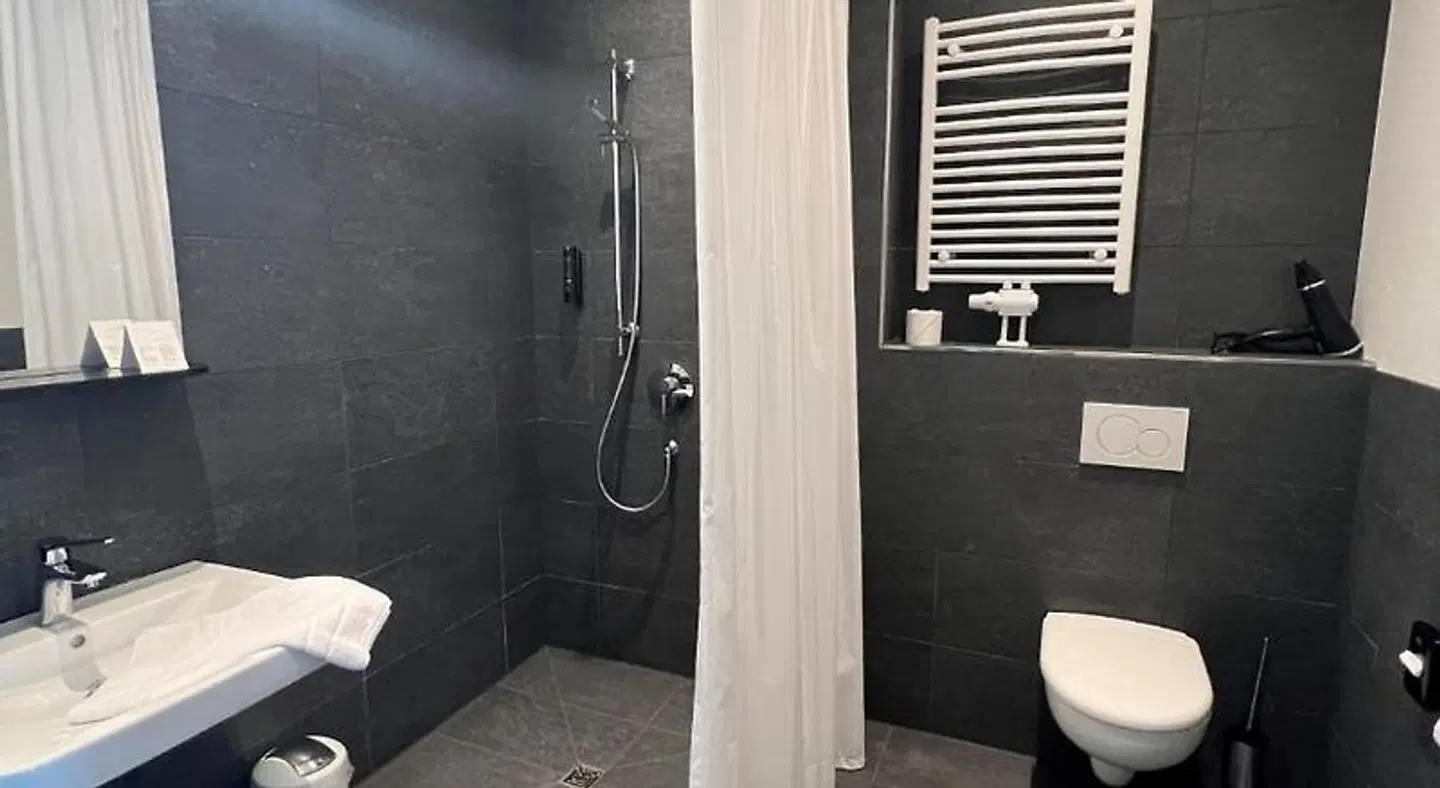 Hotel Zeppelin BATHROOM