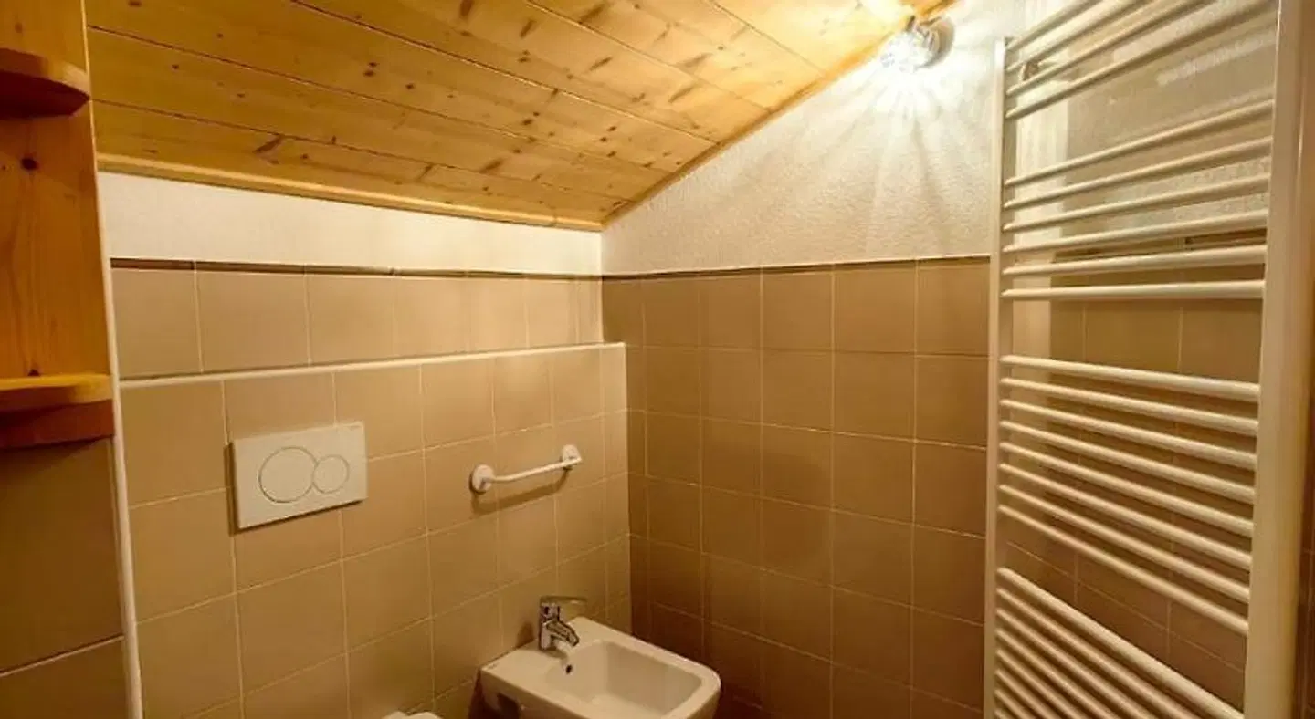 Ambassador Chalet BATHROOM