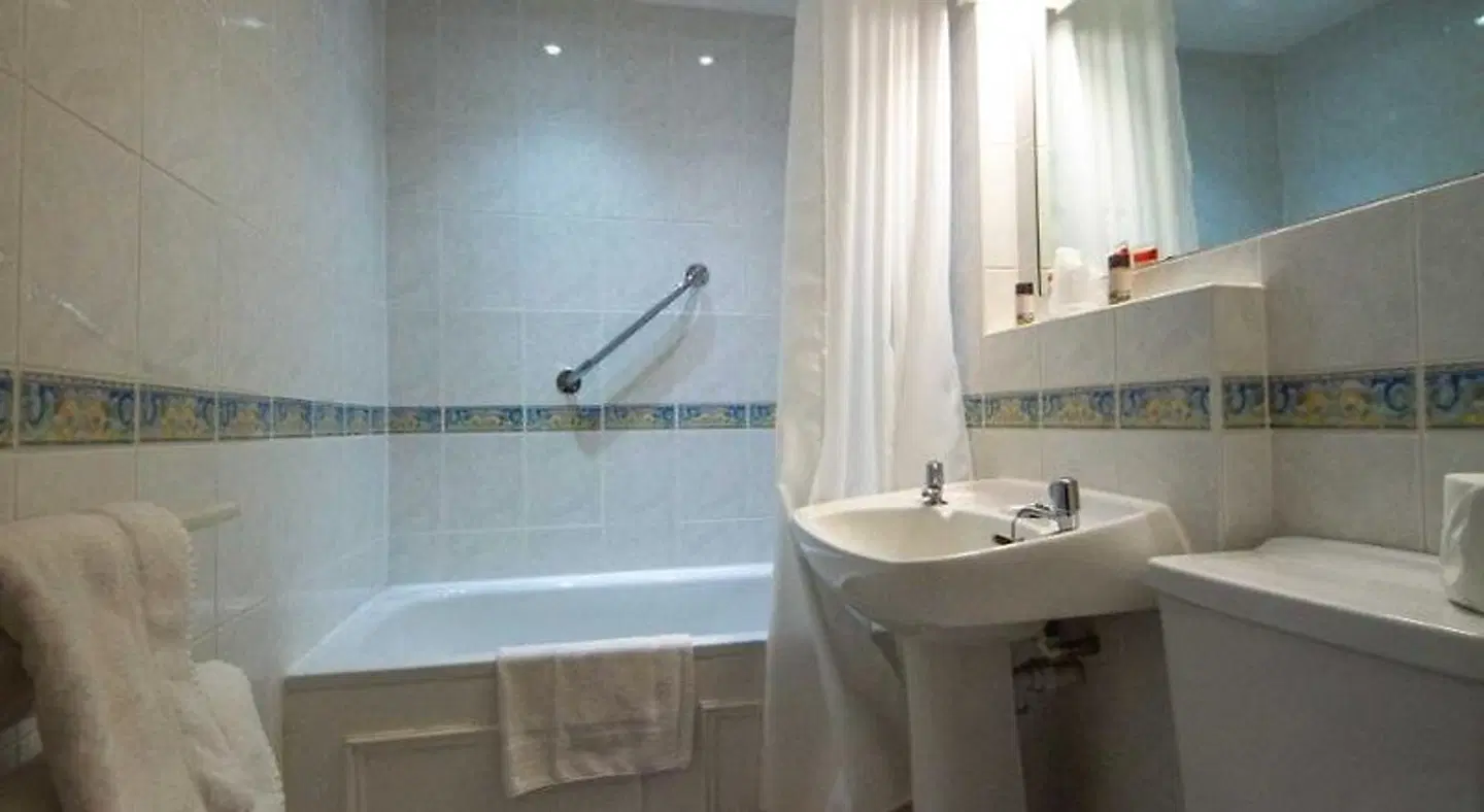 Best Western York House BATHROOM