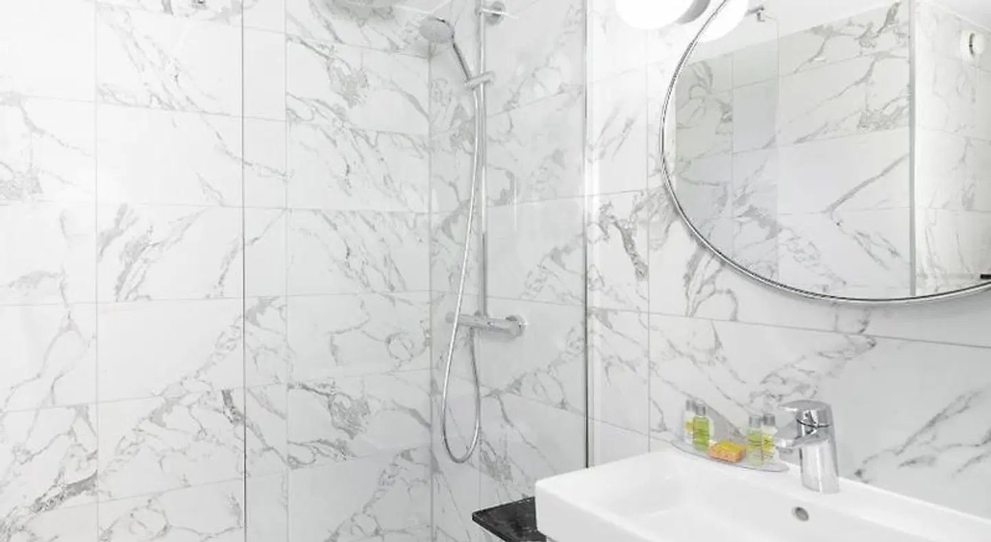 Hilton Garden Inn London Heathrow Airport BATHROOM