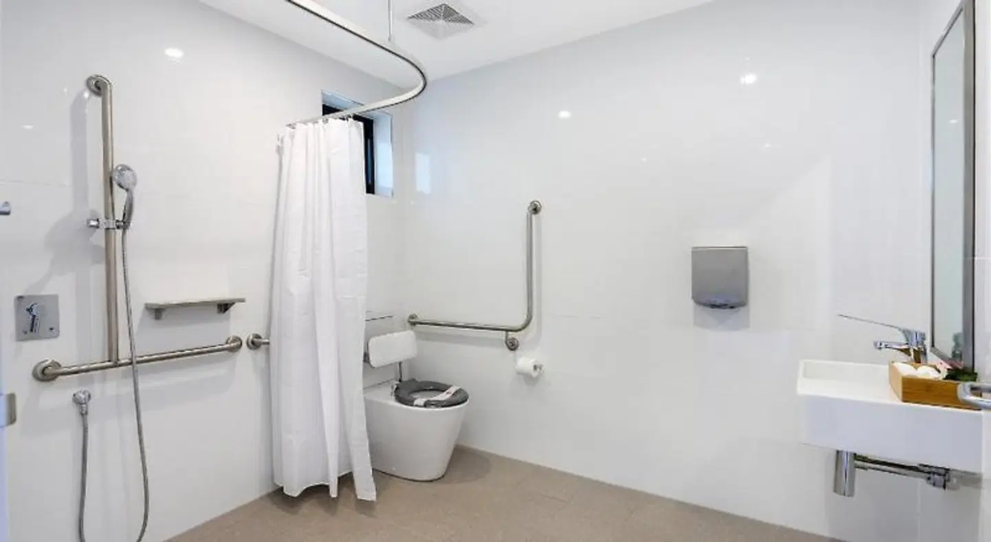 Gateway Motel BATHROOM
