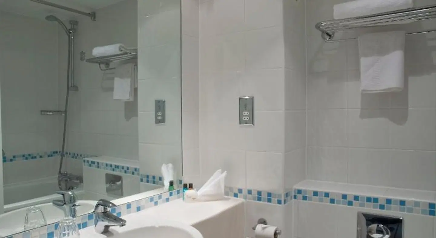 Holiday Inn London Gatwick Airport BATHROOM