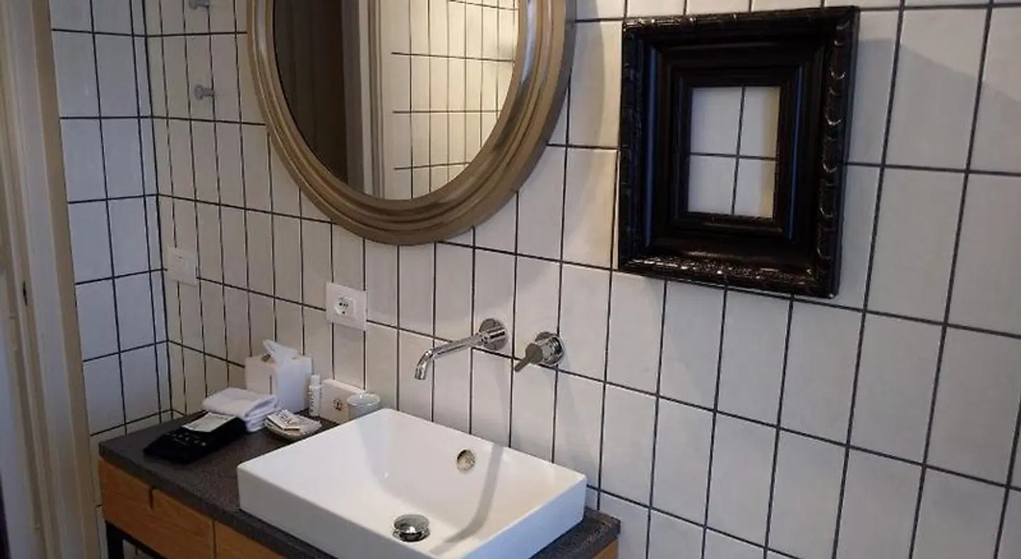 Regina Adelaide BATHROOM