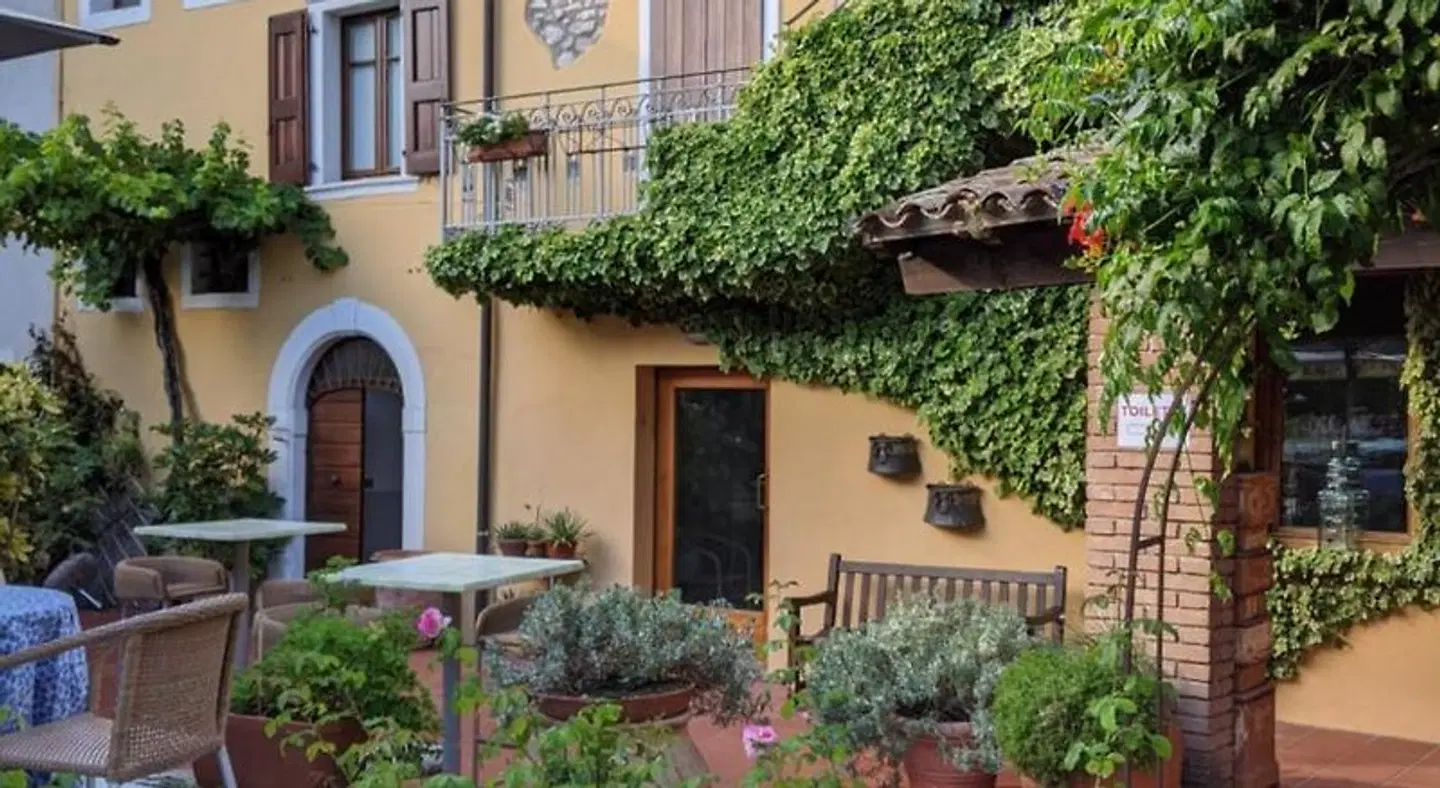 Regina Adelaide EXTERIOR