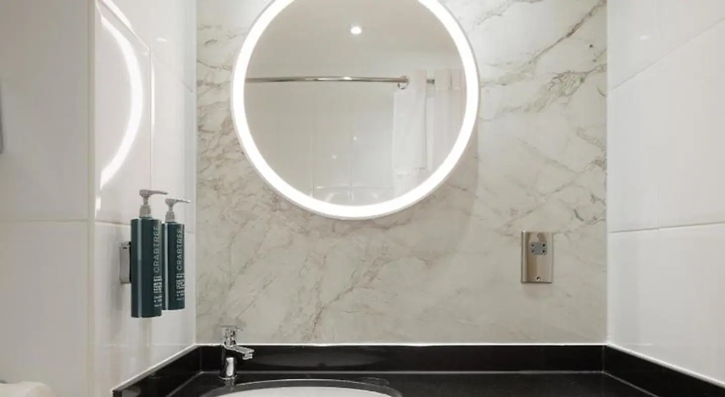 Hilton York BATHROOM