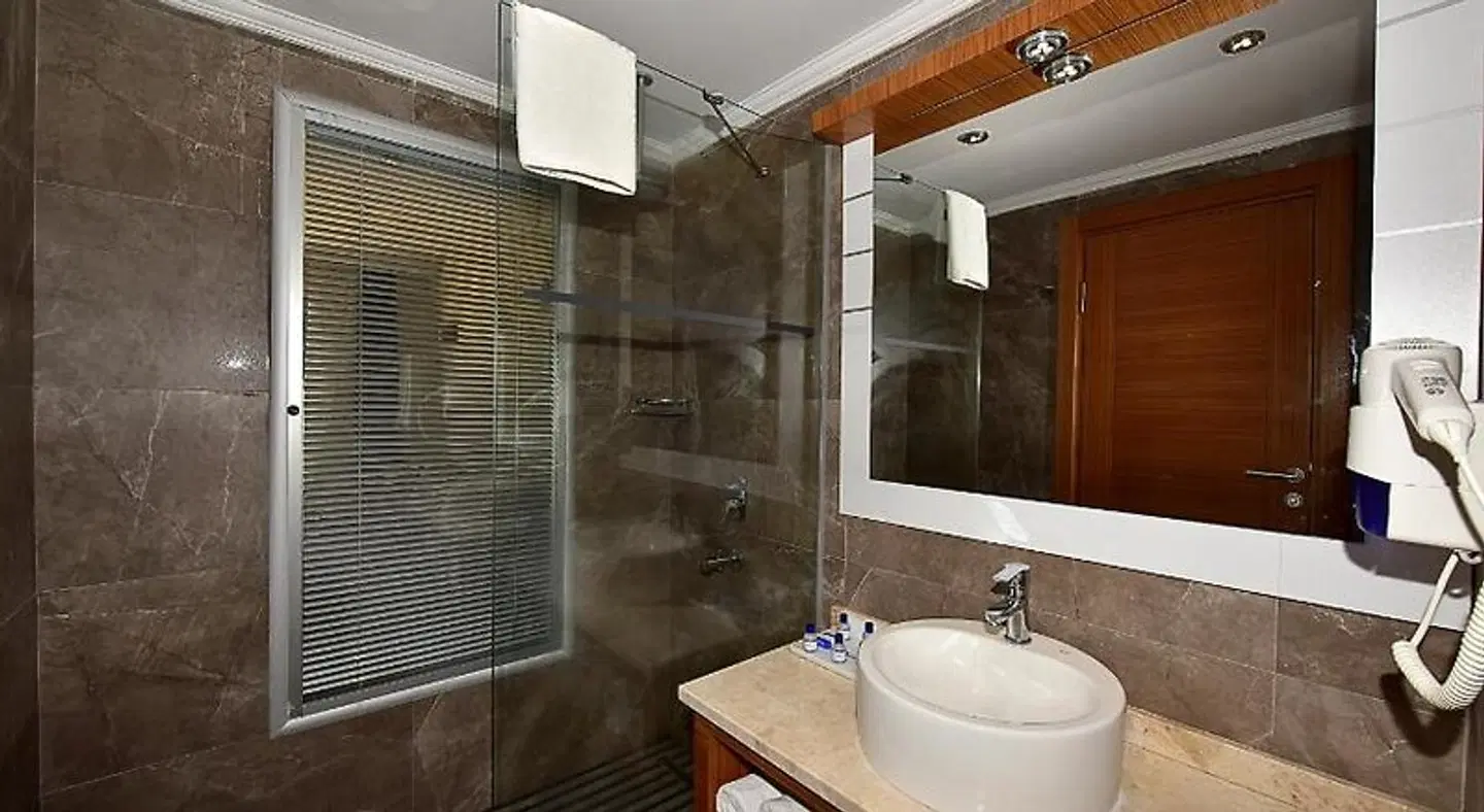 Jasmin Beach Hotel BATHROOM