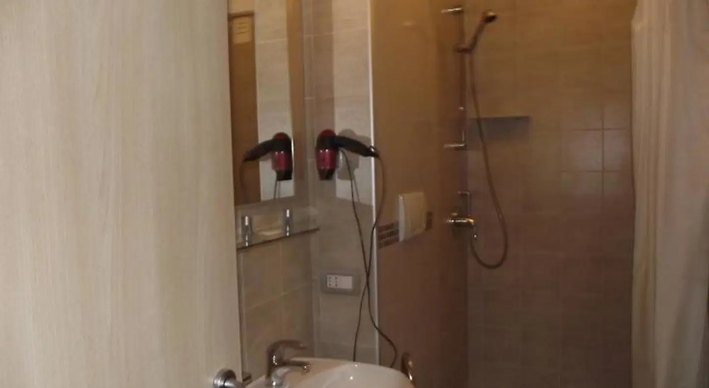 Hotel Elide BATHROOM