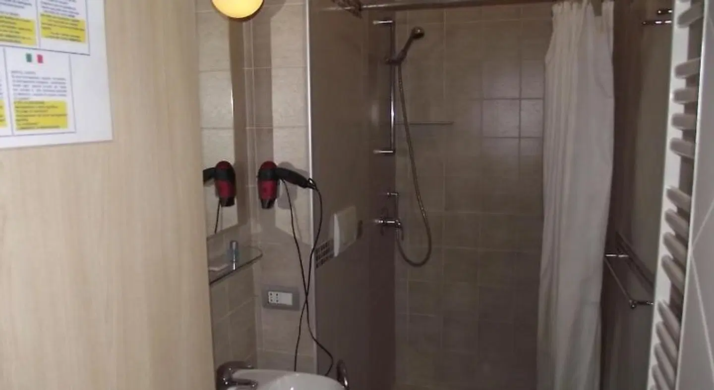 Hotel Elide BATHROOM