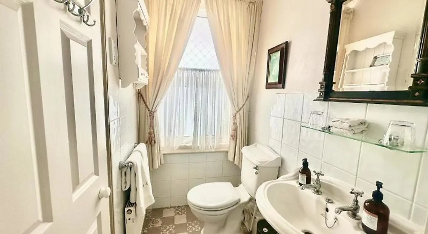 Albert & Victoria BATHROOM