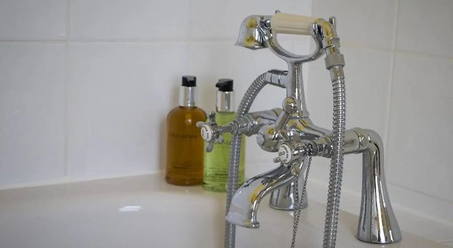 Albert & Victoria BATHROOM