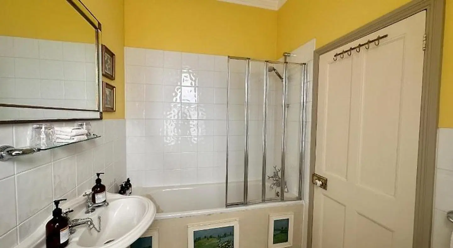 Albert & Victoria BATHROOM