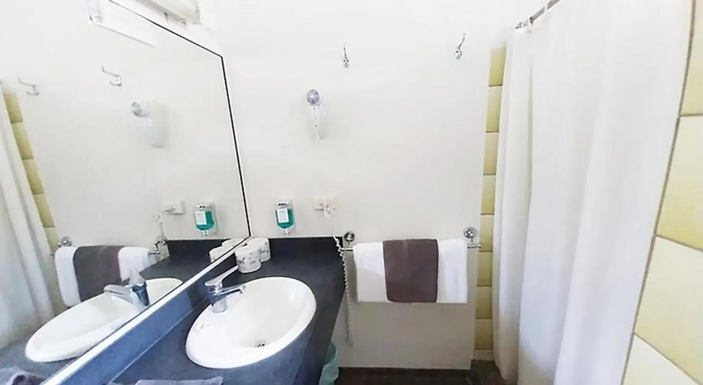 Tropic Coast Motel BATHROOM
