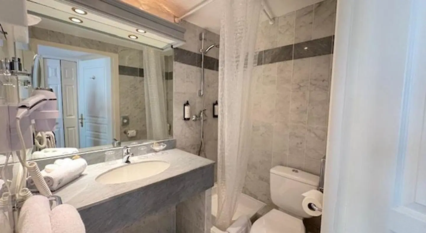 Sun Riviera BATHROOM