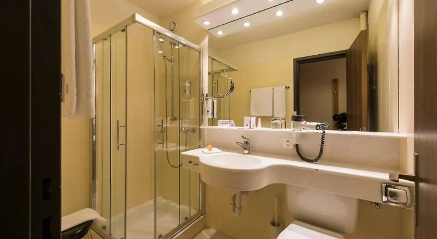 Mountain Plaza Hotel BATHROOM