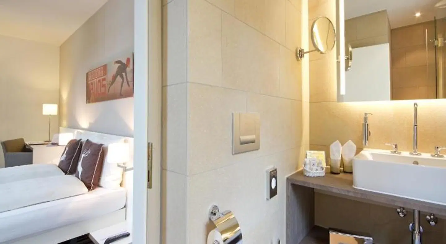 Hotel National BATHROOM