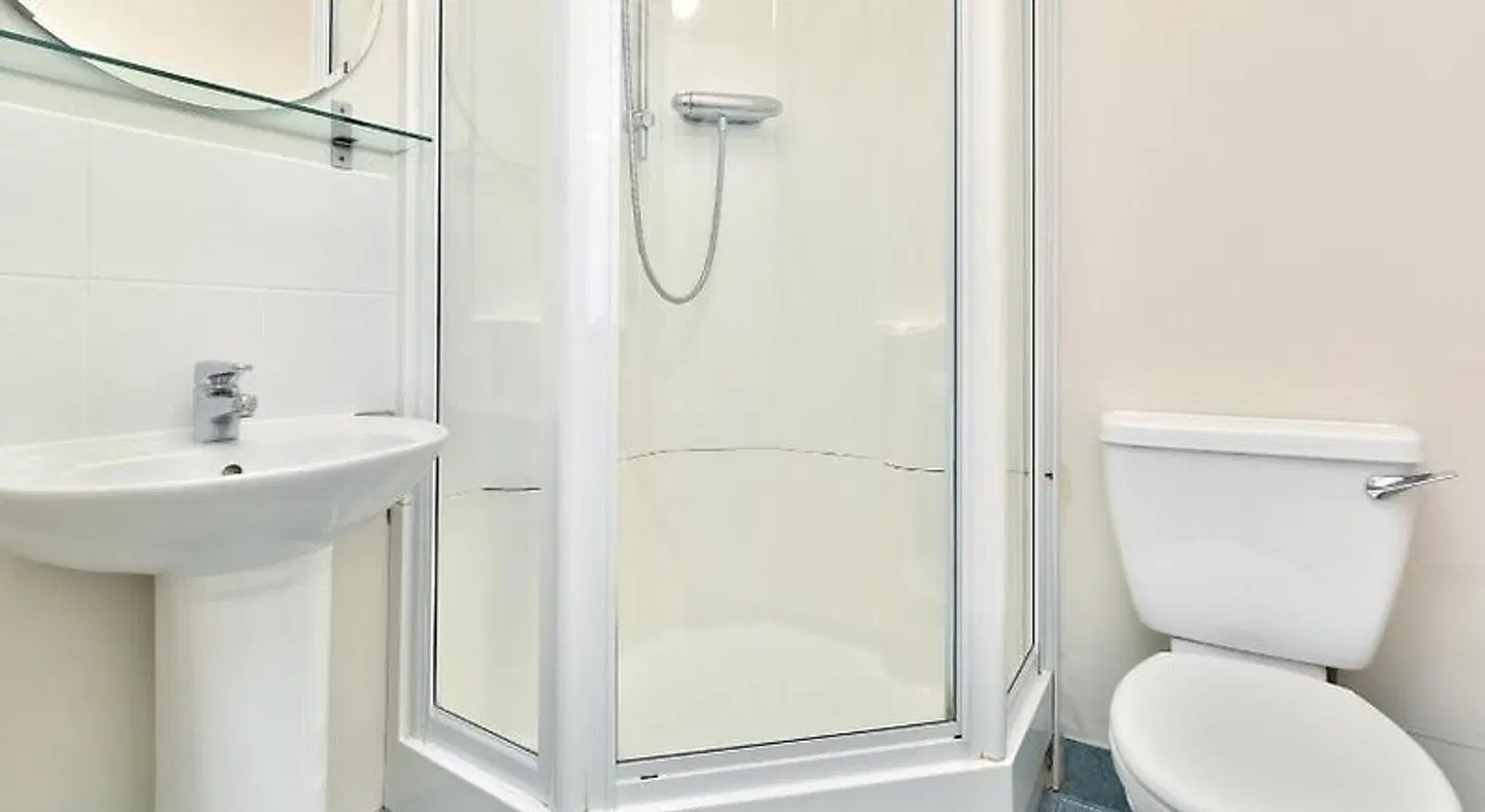 The Euro Hotel BATHROOM