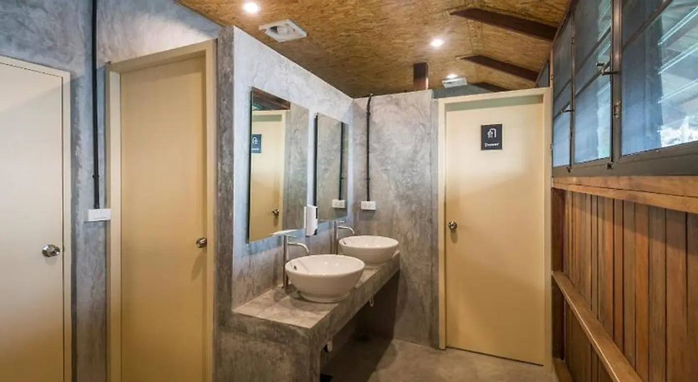 Tinidee Hideaway Tonsai Beach Krabi BATHROOM