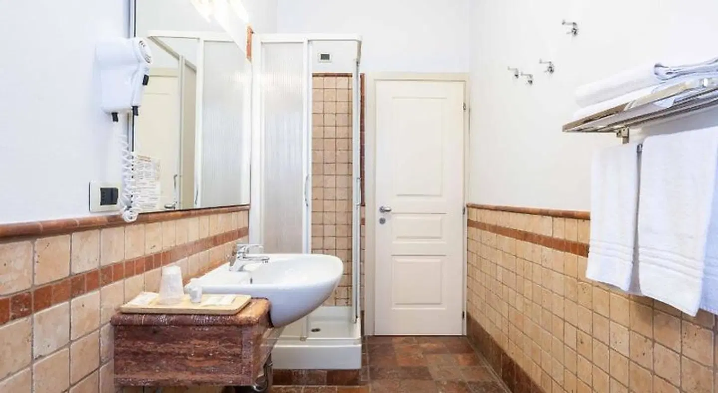 Hotel La Fertè BATHROOM