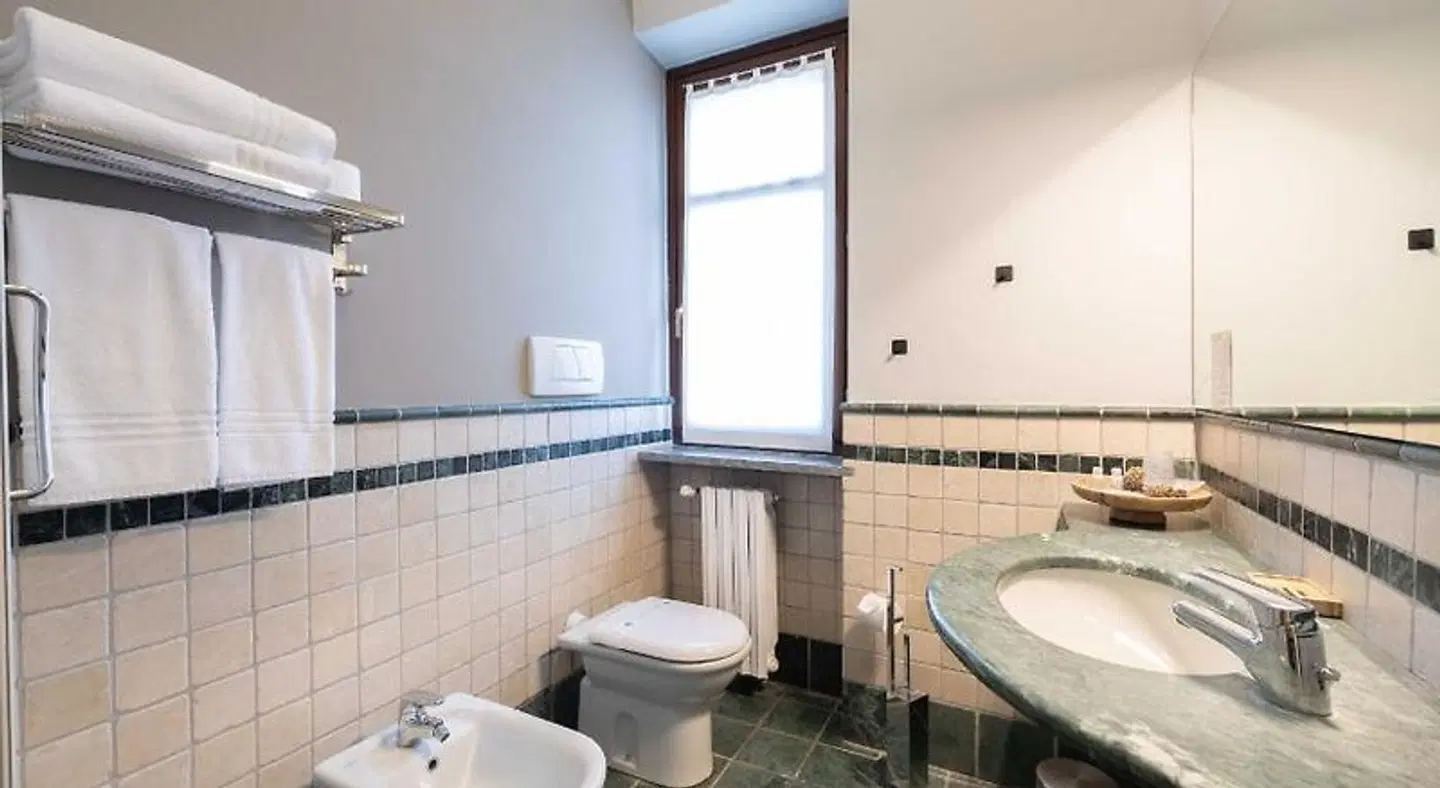 Hotel La Fertè BATHROOM