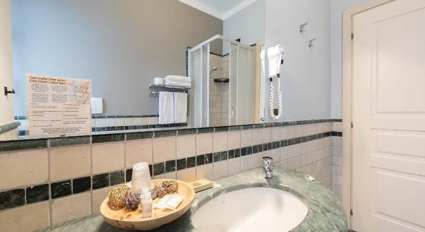 Hotel La Fertè BATHROOM
