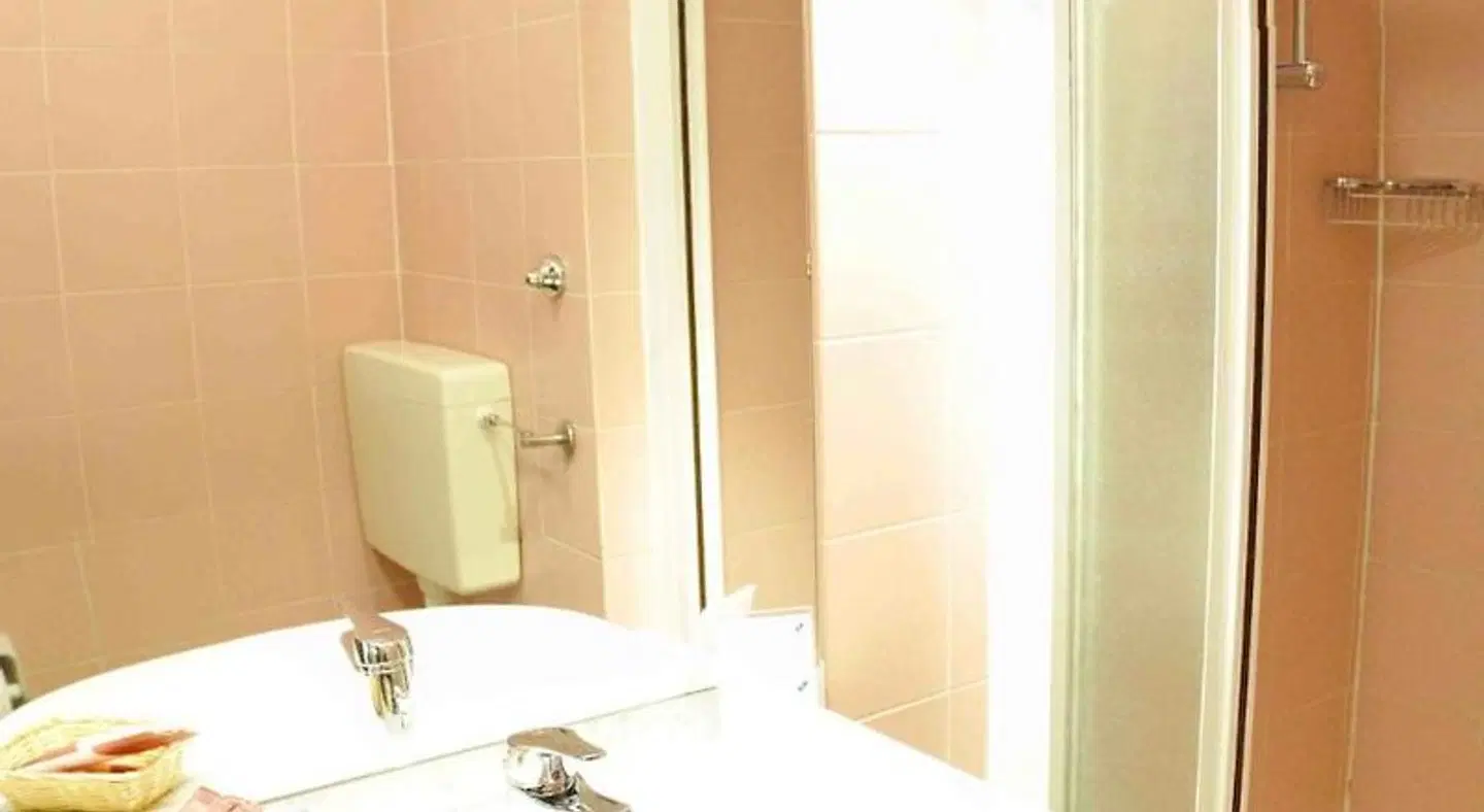 Rometta Hotel BATHROOM