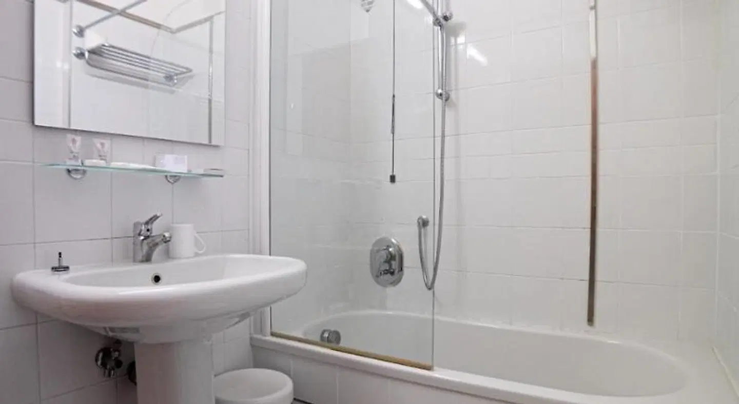 HOTEL QUERINI BUDGET & BUSINESS HOTEL BATHROOM