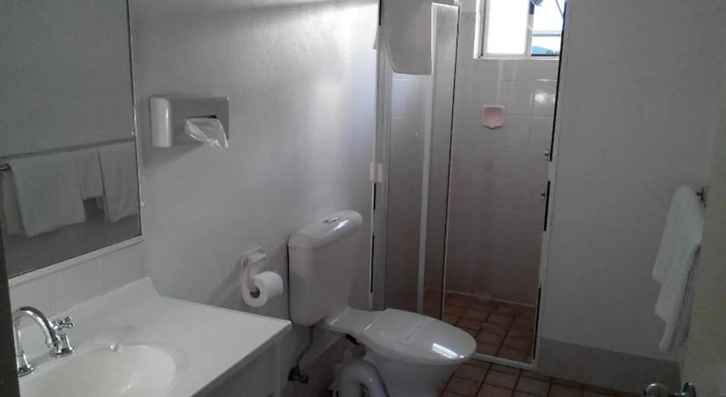 Branxton House Motel BATHROOM