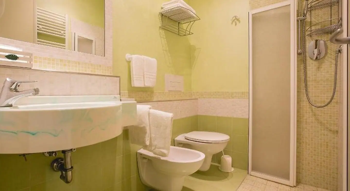 Hotel Augusta BATHROOM