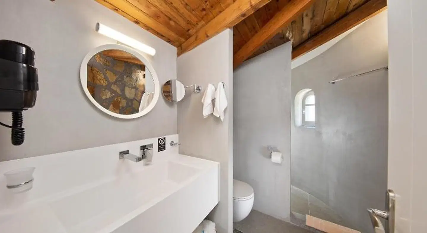 Kyma Suites BATHROOM