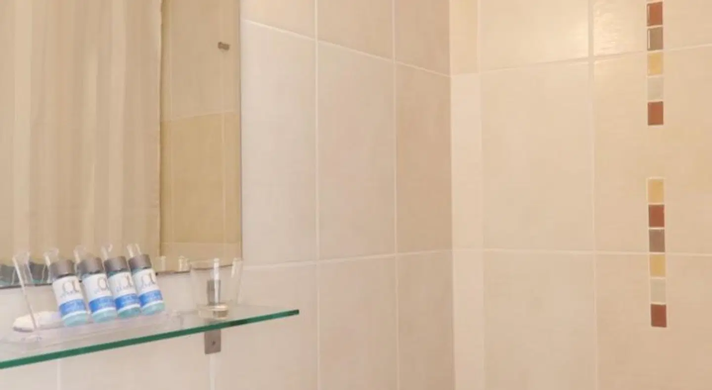 Hotel Milos BATHROOM