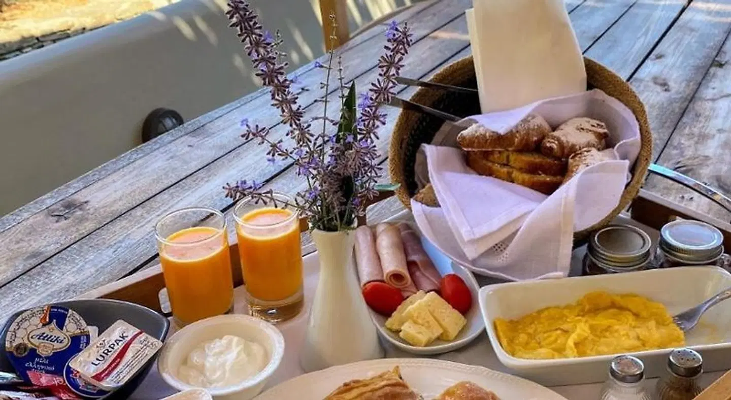 Iris Villa RESTAURANT