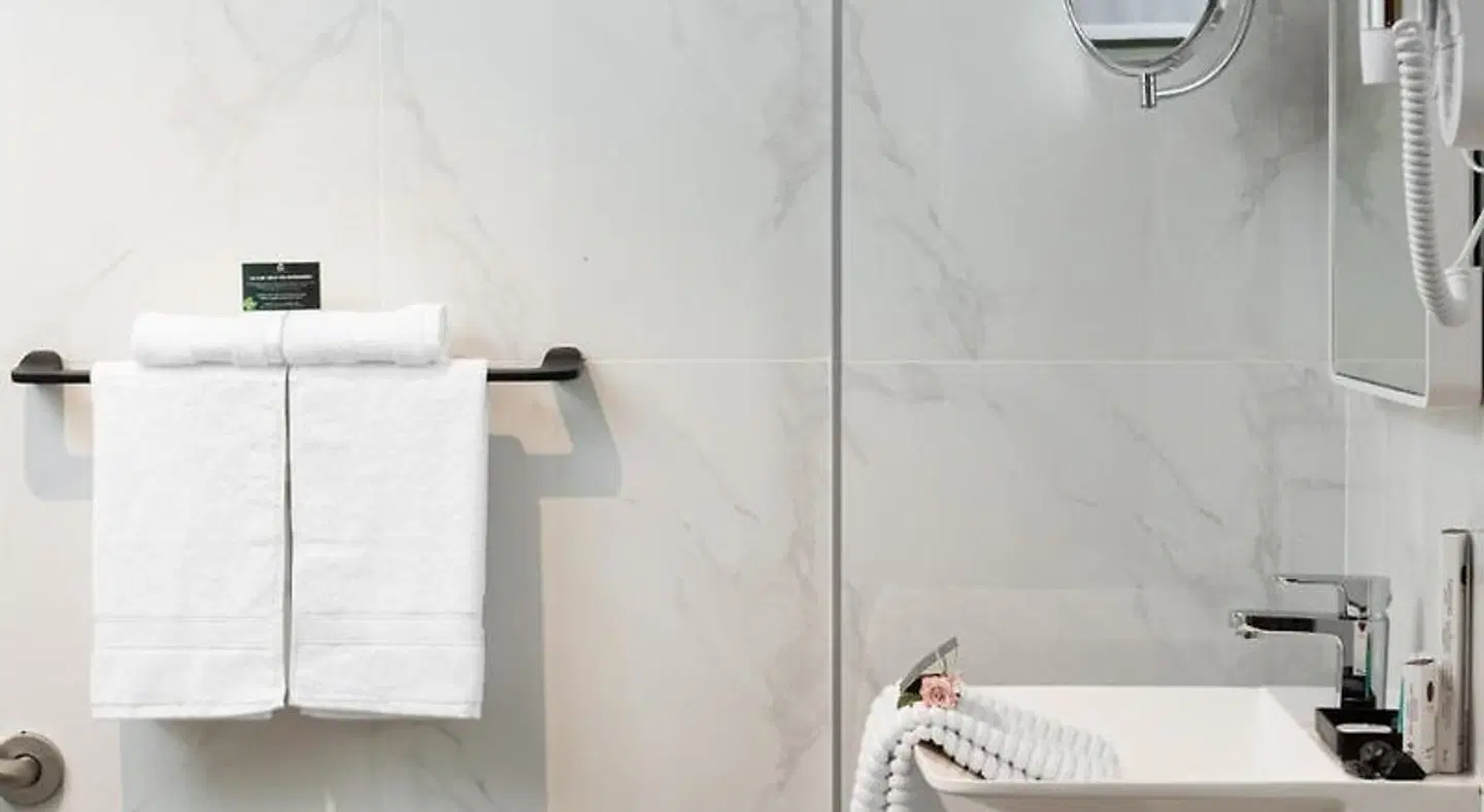 Marlo Hotel BATHROOM